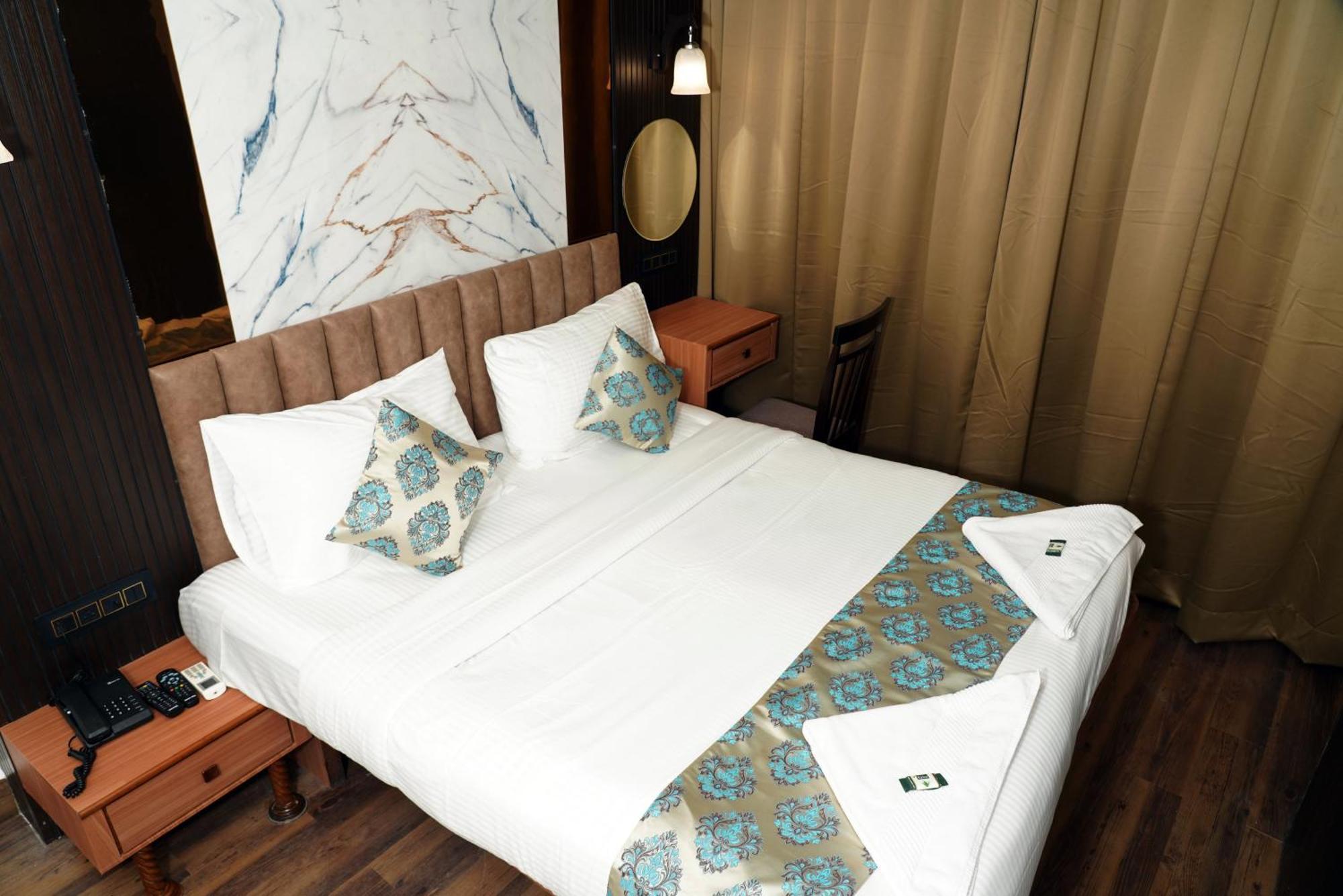 Hotel Padma Krishna Pune Luaran gambar